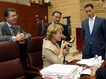 López Viejo (segundo por la derecha) observa a Aguirre en presencia de Granados, Prada y Güemes en la Asamblea de Madrid en 2006.