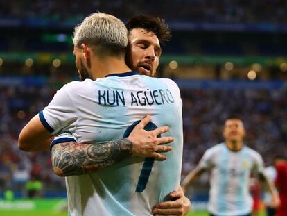 Agüero y Messi celebran el gol del delantero del City ante Qatar. 