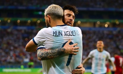 Agüero y Messi celebran el gol del delantero del City ante Qatar. 