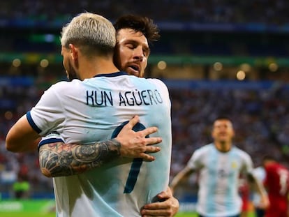 Agüero y Messi celebran el gol del delantero del City ante Qatar.