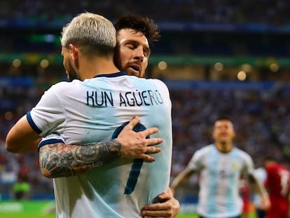 Agüero y Messi celebran el gol del delantero del City ante Qatar. 