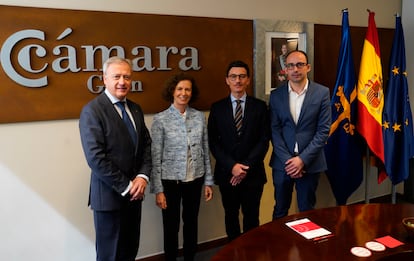 Álvaro Alonso Ordás (Cámara de Comercio de Gijón),Yolanda Fernández Montes (EDP España), Javier de los Ríos ( Alsa) y Juan José Parada Izertis) en un encuentro en la Cámara.