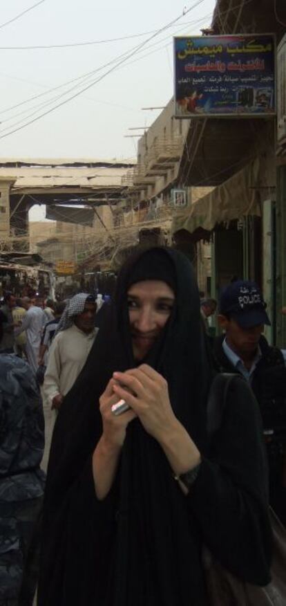 La arquitecta española Victoria Garriga en el bario de Khadimiyah, en Bagdad (Irak).