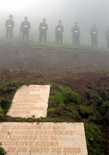 Soldados turcos montan guardia junto a la ladera en la que se estrelló el Yak. Según declaraciones de Bono a la cadena SER en él homenaje se ha visto "la hondura de sentimiento del pueblo turco".