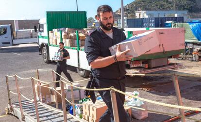 Subida a bordo del 'Hespérides' del material necesario para la expedición.