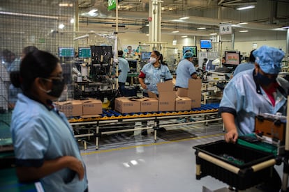 Trabajadoras en la fábrica de una empresa estadounidense en la ciudad de Tijuana (México), en una imagen de archivo.