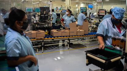 Trabajadoras en la fábrica de una empresa estadounidense en la ciudad de Tijuana (México), en una imagen de archivo.