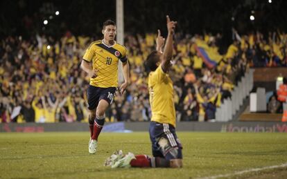 James acude a felicitar a Bacca tras su gol.