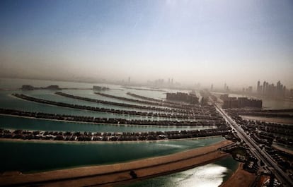 Panorámica de The Palm Islands, afamada construcción de islas artificiales para acoger viviendas de lujo junto a la Marina de Dubái, en una imagen de 2010.