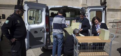 Empleados de la Junta trasladan archivos a la comisión de investigación del Parlamento sobre los cursos de formación.
