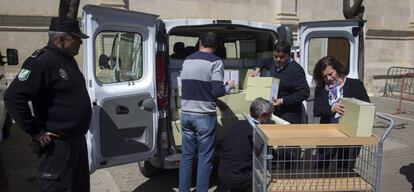 Empleados de la Junta trasladan archivos a la comisi&oacute;n de investigaci&oacute;n del Parlamento sobre los cursos de formaci&oacute;n.