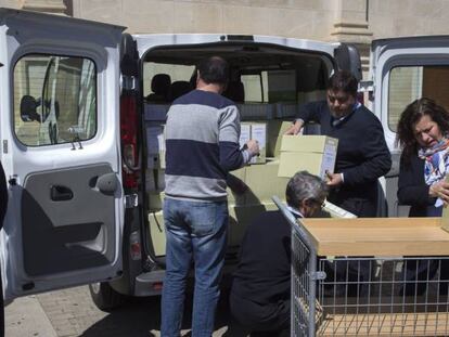 Empleados de la Junta trasladan archivos a la comisi&oacute;n de investigaci&oacute;n del Parlamento sobre los cursos de formaci&oacute;n.