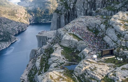 Cerca de 1.800 personas asistieron este miércoles al preestreno de ‘Misión imposible: Fallout’ en el Preikestolen, uno de los escenarios de la película