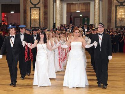 Estudiantes en el baile de fraternidades WKR, en el Palacio Imperial de Viena, organizado por la ultraderecha austriaca el 27 de enero, d&iacute;a en que se conmemora el Holocausto. 