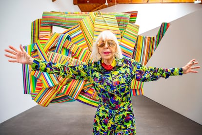 Marta Minujín frente a su obra Geometría Blanda.