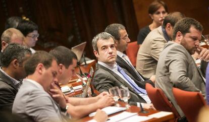Maurici Lucena, en el centro, durante la comisión de ayer.