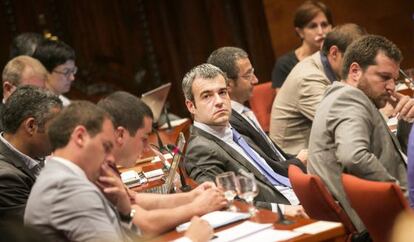 Maurici Lucena, en el centro, durante la comisi&oacute;n de ayer.