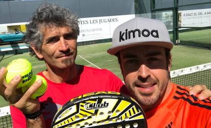 Fernando Alonso se fue a jugar al p&aacute;del despu&eacute;s de que su coche se parara en la sesi&oacute;n de entrenamiento.