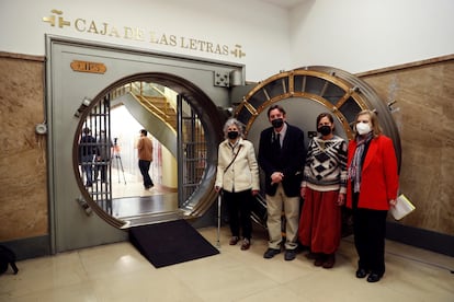 Desde la izquierda, Asunción Carendell, el director del Instituto Cervantes, Luis García Montero, Julia Goytisolo y la escritora Carme Riera en la entrada de la bóveda de la Caja de las Letras.