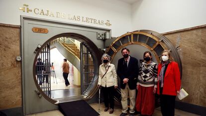Desde la izquierda, Asunción Carendell, el director del Instituto Cervantes, Luis García Montero, Julia Goytisolo y la escritora Carme Riera en la entrada de la bóveda de la Caja de las Letras.
