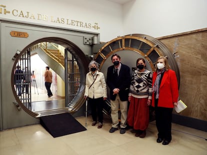 Desde la izquierda, Asunción Carendell, el director del Instituto Cervantes, Luis García Montero, Julia Goytisolo y la escritora Carme Riera en la entrada de la bóveda de la Caja de las Letras.