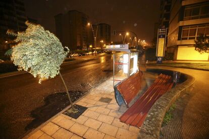 El temporal de viento y lluvia que azota a Galicia estas Navidades ha provocado esta madrugada balsas de agua en las carreteras, caída de árboles, cortes de luz en varias zonas. Una borrasca profunda o ciclogénesis explosiva es la que barre la Península Ibérica esta Nochebuena y Navidad, con rachas de viento muy fuertes que superarán de media los 120 kilómetros/hora, lluvias intensas de más de 80 litros por metro cuadrado en doce horas y nevadas en cotas relativamente bajas. En la imagen, una calle en Vigo esta madrugada.