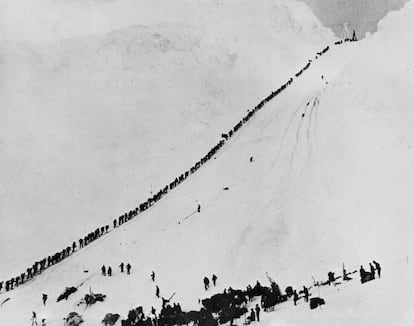 La foto que inspiró a Chaplin 'La quimera del oro': mineros ascienden por el paso de Chilkoot en septiembre de 1898 durante la fiebre de oro de Klondike.