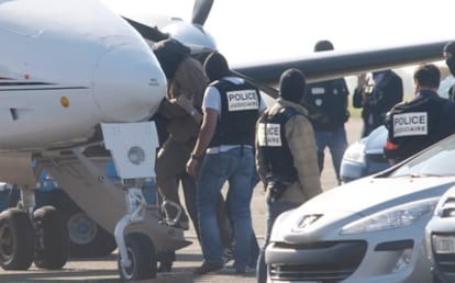 Los etarras suben al avión entre altas medidas de seguridad.