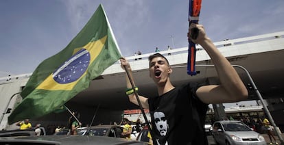 Un seguidor de Jair Bolsonaro, durante una marcha en favor del candidato celebrada en el centro de Brasilia el 6 de octubre.