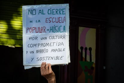 Manifestación contra el cierre de la Escuela Popular de Música y Danza en el distrito de Chamberí, Madrid, el 3 de julio de 2024.