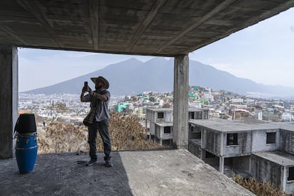 Un músico se toma una fotografía en un edificio abandonado. En la película 'Ya no estoy aquí', Ulises y su banda se juntan por las noches en este edificio, en lo alto del cerro de la Campana.