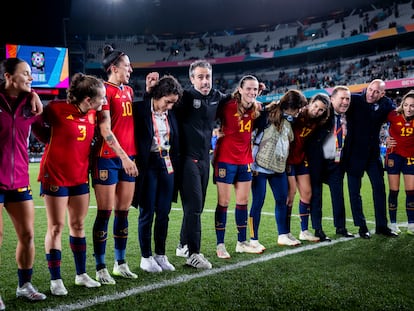 Las jugadoras de la selección española de fútbol femenino celebran su victoria ante.