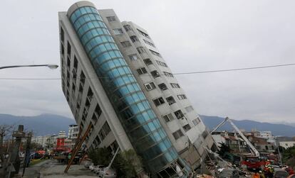 Un edificio dañado, a punto de caerse, tras el terremoto en Taiwán.