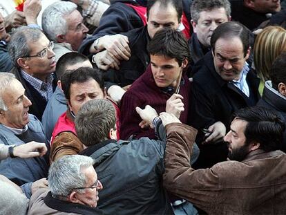 El ministro de Defensa, José Bono (a la derecha), y su hijo, durante los incidentes registrados en la manifestación del sábado en Madrid.