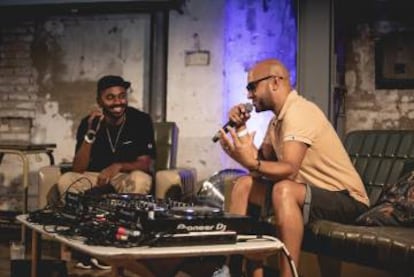 Arriba, una vista de las conferencias del ciclo Boiler Room x Ballantine’s True Music Forum celebrado en Valencia. Abajo, el músico George Evelyn, de Nightmares on Wax, en una de las charlas de Boiler Room x Ballantine’s True Music Forum.