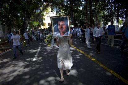 Una monja muestra un retrato de Pay&aacute; en el cortejo f&uacute;nebre este martes en Cuba.