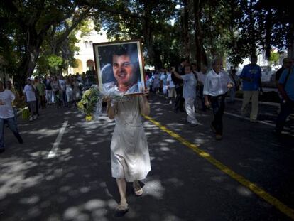 Una monja muestra un retrato de Pay&aacute; en el cortejo f&uacute;nebre este martes en Cuba.