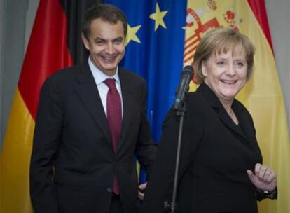 Zapatero y Merkel, tras la reunión que mantuvieron en el Palacio de Meseberg, a 65 kilómetros de Berlín.