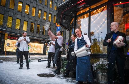 Trabajadores de un restaurante protestan contra las restricciones debido al coronavirus en el centro de Estocolmo (Suecia). El país superó este jueves las 10.000 muertes desde el comienzo de la pandemia de la covid-19, informaron las autoridades sanitarias, después de un nuevo récord de 351 decesos anunciados en las últimas 24 horas.