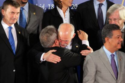El presidente de Brasil, Luiz Inácio da Silva, y el primer ministro griego Yorgos Papandreu, se abrazan durante la foto de familia de la cumbre UE y América Latina.