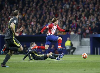 El delantero del Atlético de Madrid Antoine Griezmann esquiva una entrada durante el encuentro.