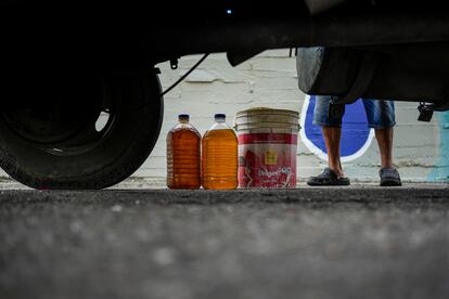 Botellas llenas de gasolina de un hombre que ha vaciado su tanque para vender el combustible, en San Cristóbal, en abril de 2022.