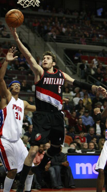 El jugador de los Trailblazers de Portland, el español Rudy Fernández encesta ante Charlie Villanueva de los Pistons.