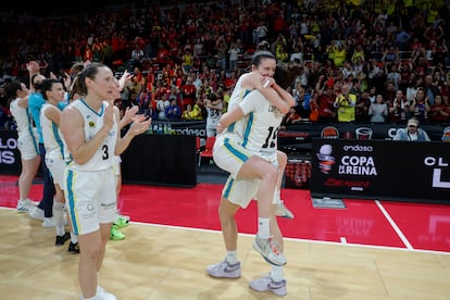 Las jugadoras del Jairis Club Baloncesto celebran la victoria ante el Spar Girona este sábado tras el partido de semifinales de la Copa de la Reina de Baloncesto.