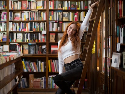 Erola Jons, la 'tiktoker' que busca el amor en las bibliotecas, en la librería Pérgamo de Madrid.