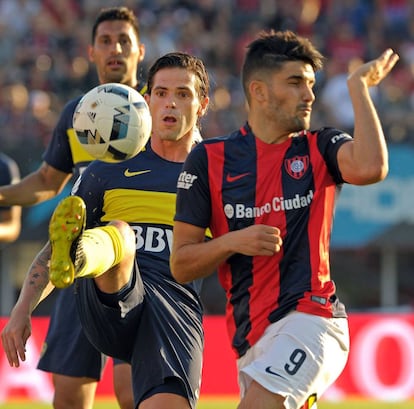 Gago pelea una pelota contra Blandi en la victoria de Boca.