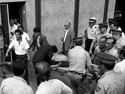 La polic&iacute;a traslada el cad&aacute;ver de una mujer embarazada muerta en el atentado de Hipercor, el 19 de junio de 1987.