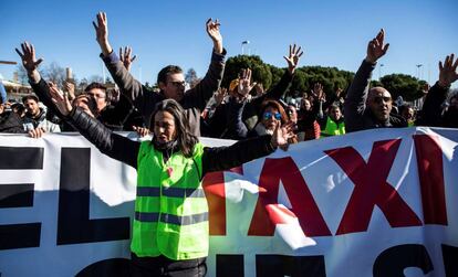 Concentración de taxistas en los alrededores de Ifema este viernes.