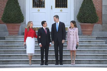 Los Reyes, ayer con Enrique Peña Nieto y su esposa, Angélica Ribera, en La Zarzuela.