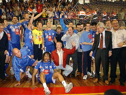 La plantilla del Portland San Antonio festeja su segundo campeonato.